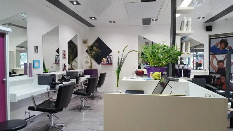Les postes de coiffage du salon